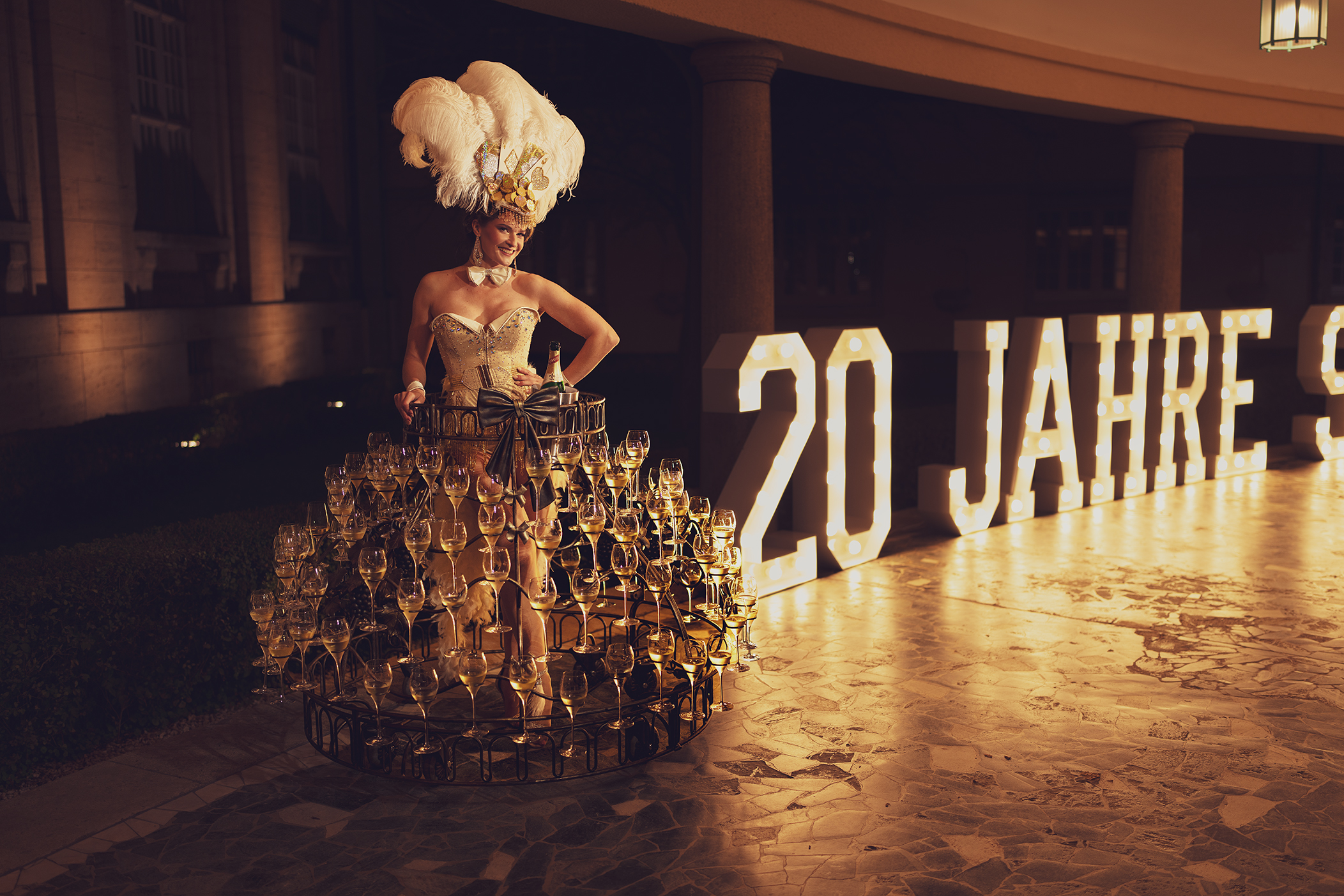 Sektkleid mit Las Vegas Kostüm Sektkleid zum Servieren von Sekt und weiteren Erfrischungsgetränken im las Vegas Showkostüm