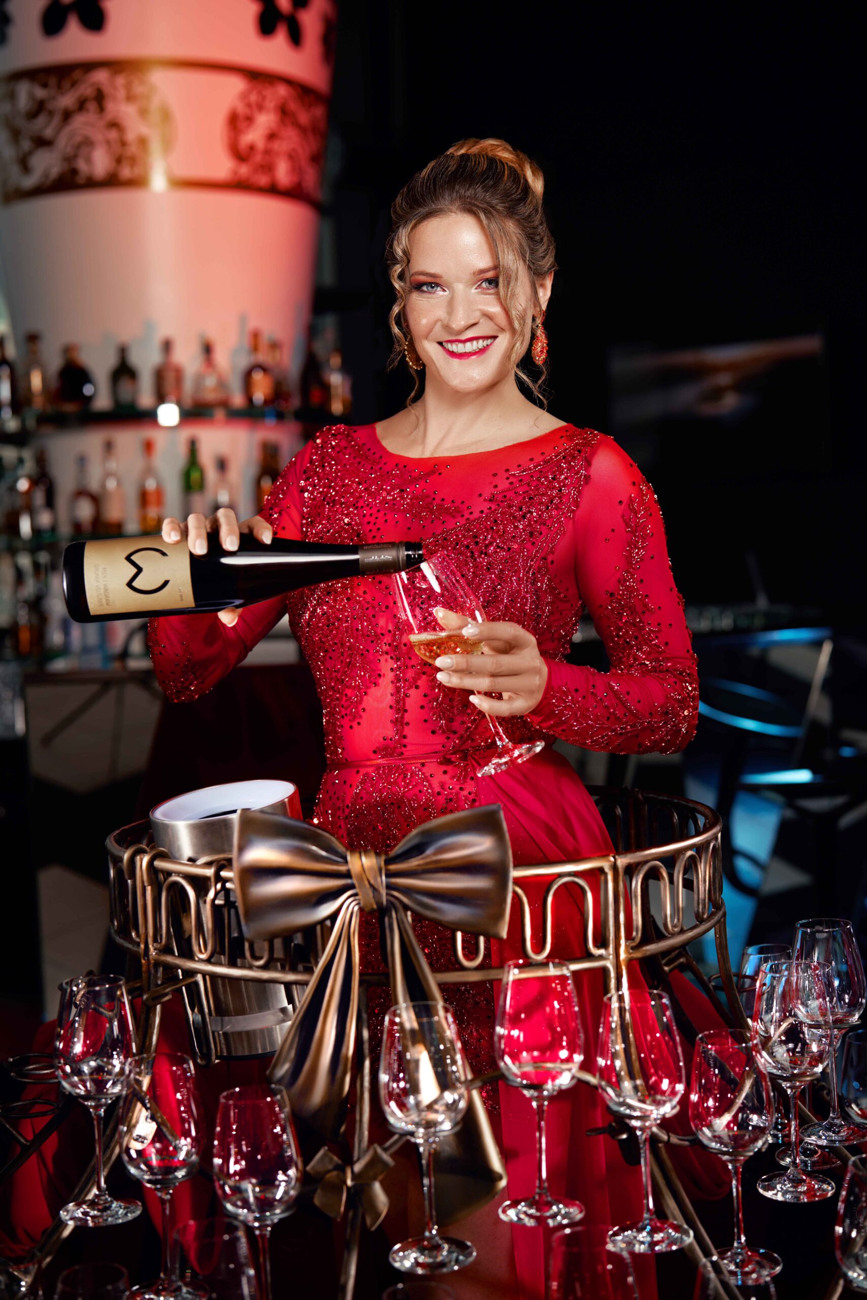 Frischer Weinausschank direkt aus dem mobilen Servierkleid heraus.