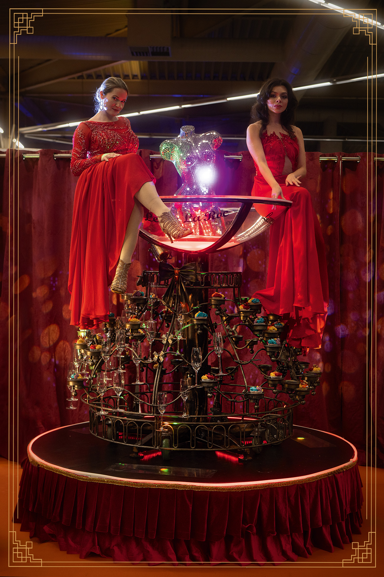 Empfang mit Dekadenz. 2 Models hoch oben im Champagnerglas rotierend auf der Drehbühne