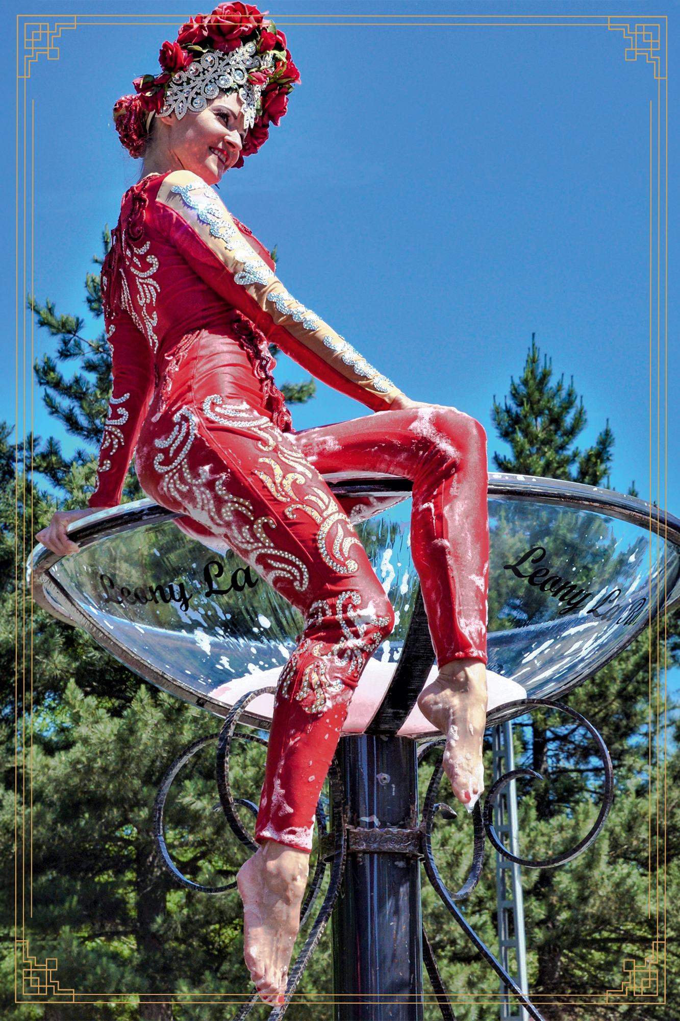 roter Anzug mit tausenden von Swarovski Steinen